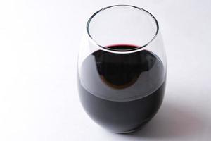 uma taça de vinho tinto foto