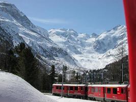 piz bernina cordilheira nos alpes suíços retóricos no cantão gr foto