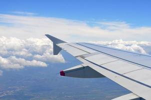 vista aérea de um avião voando no céu foto