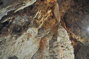 grotte di toirano que significa cavernas de toirano são um sistema de cavernas cársticas foto