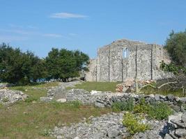 antigas ruínas arqueológicas de omisalj na ilha de krk croa foto