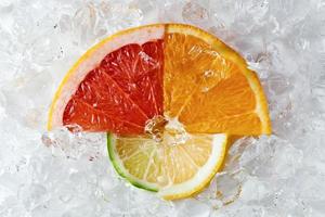 frutas cítricas com gelo foto