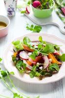 uma salada de beterraba em um prato na mesa