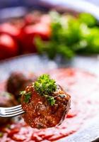 bolas de carne. cozinha italiana e mediterrânea. bolas de carne com s foto