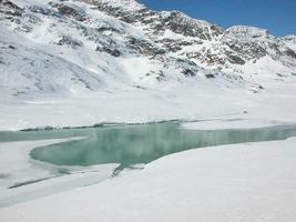 piz bernina cordilheira nos alpes suíços retóricos no cantão gr foto