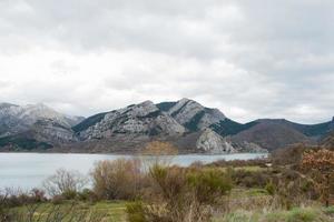 paisagem de temporada viajando de leon para asturias. caldas de luna, espanha. foto