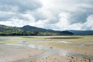 bela paisagem perto da foz do rio durante a maré baixa. tazones, astúrias. dia nublado. foto