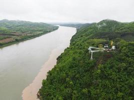 skywalk chiang khan marco do rio mekong em loei, rio mekong tailândia laos vista de fronteira da bela ponte branca vidro céu andar chiang khan, loei, tailândia. foto