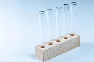 conceito de laboratório com tubos de vidro foto