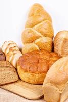 pão e pedaços de pão de diferentes tipos