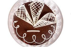 vista superior, bolo de chocolate de aniversário com decoração de chocolate branco