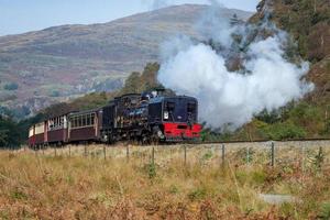 Snowdonia, País de Gales, 2012. Welsh Highland Railway pelo Rio Glaslyn foto