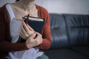 mão de mulher com cross.concept de esperança, fé, cristianismo, religião, igreja online. foto