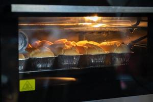 bolo de chiffon fresco em assadeiras no forno. assar caseiro, foco seletivo foto