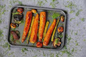 legumes grelhados em uma panela foto