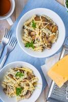 macarrão com cogumelos, queijo e salsa fresca