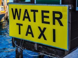 sinal de táxi aquático hdr em veneza foto