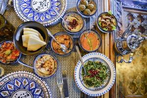 pratos do oriente médio ou árabe e meze variados, fundo rústico de concreto foto