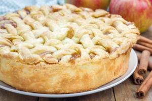 torta de maçã deliciosa caseira com padrão de treliça foto