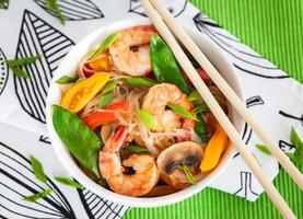 macarrão de arroz com camarão e legumes foto