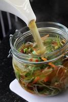 macarrão em vaso com legumes foto