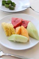 frutas mistas em prato branco. foto