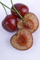 trio de cerejas maduras. foto