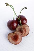 trio de cerejas maduras. foto