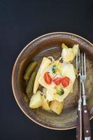 batatas cozidas e picles com queijo raclette derretido