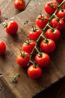 tomates-cereja vermelhos orgânicos crus foto