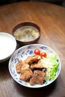 cozinha japonesa buta no karaage (carne de porco frita)