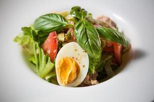 prato de salada primavera com morango, ovos e atum