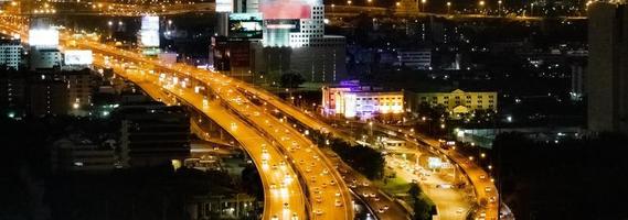 panorama da cidade Banguecoque à noite. capital da paisagem urbana de arranha-céus da Tailândia. foto