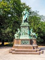 hdr peter von cornelius monumento em duesseldorf foto
