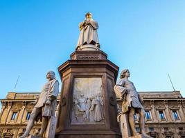 hdr leonardo da vinci monumento em milão foto