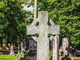 hdr túmulos e cruzes no cemitério gótico foto