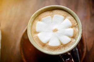 café cappuccino quente na cafeteria foto