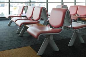 sala de embarque com cadeiras vazias no terminal do aeroporto, área de espera