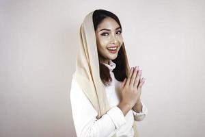 retrato linda jovem muçulmana vestindo um hijab. saudação eid mubarak foto