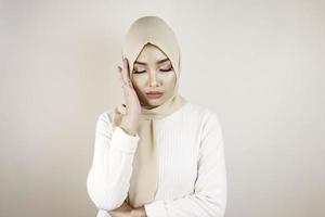 cansada linda garota muçulmana asiática vestindo um lenço estressado. foto