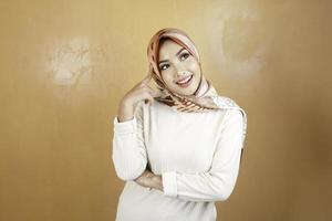 alegre jovem bela mulher muçulmana asiática sorrindo. foto