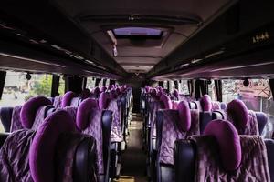 interior de ônibus vazio. transporte público na cidade. foto