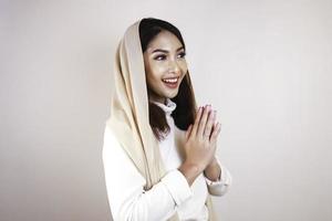 retrato linda jovem muçulmana vestindo um hijab. saudação eid mubarak foto