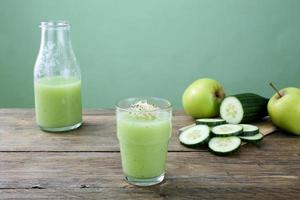 smoothie verde maçã e pepino foto