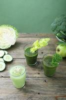 smoothies de legumes verde fundo foto