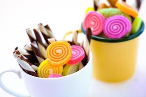 doces coloridos e doces de açúcar em um fundo branco foto