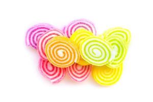 doces coloridos e doces de açúcar em um fundo branco foto