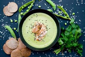 sopa verde saudável com presunto e ervilhas foto