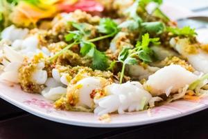 comida tailandesa frutos do mar yum. foto