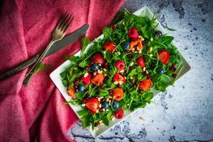 salada saudável com rúcula, espinafre, salmão defumado e frutas